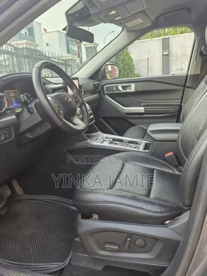 Ford Explorer XLT 2022 Gray