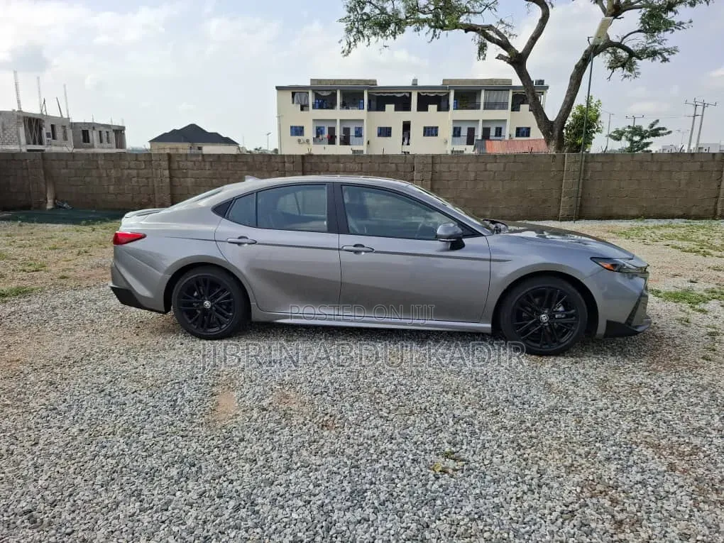 Toyota Camry SE 2025 Gray