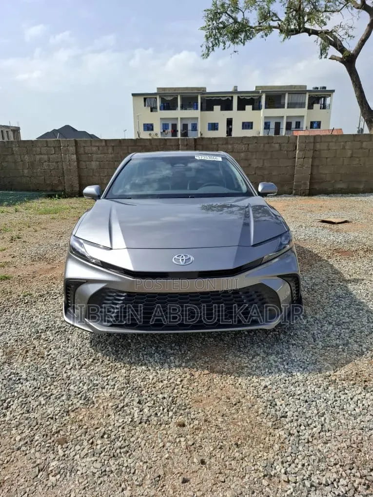 Toyota Camry SE 2025 Gray