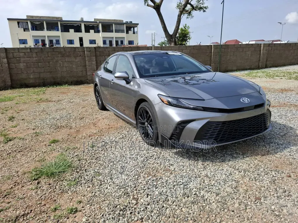 Toyota Camry SE 2025 Gray