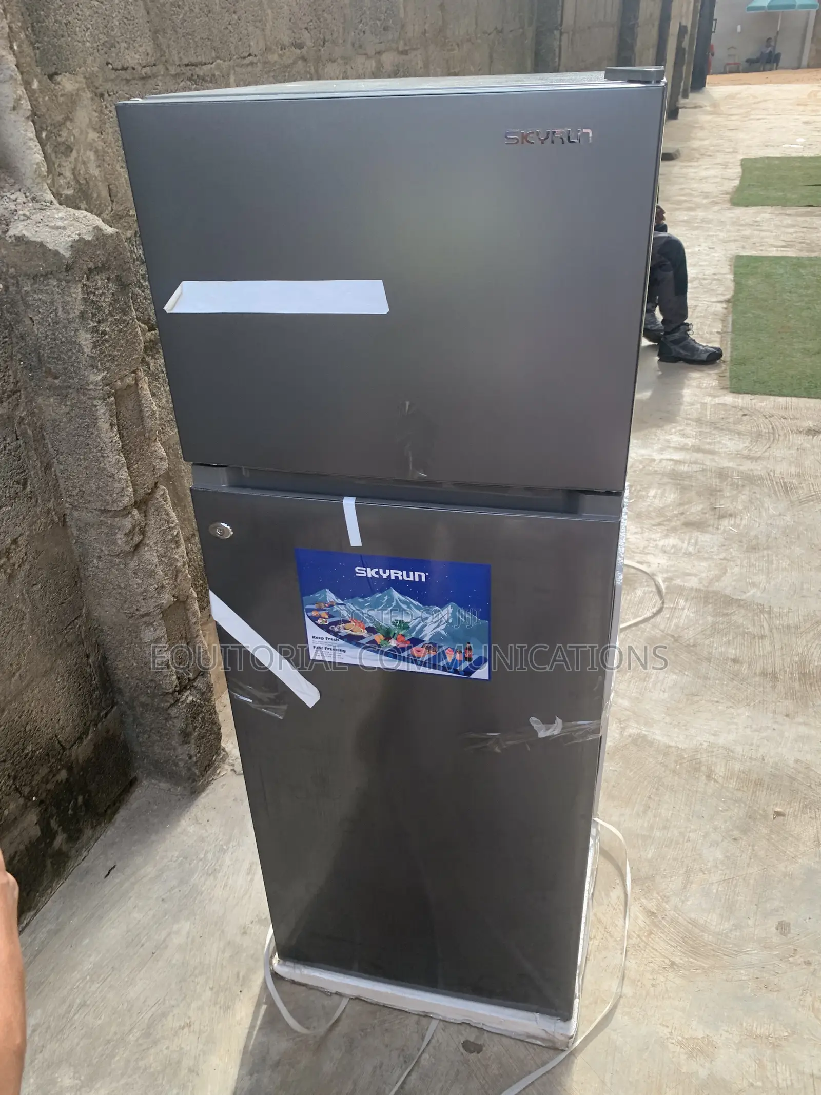 SKYRUN 200-Litre Refrigerator With Top Freezer and Convenient Food Org
