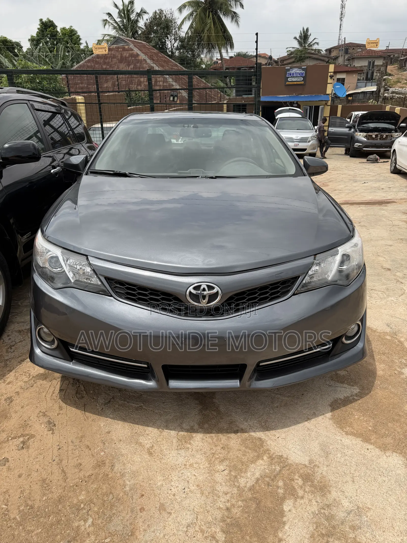 Toyota Camry SE V6 4dr Sedan (3.5L 6cyl 6A) 2013 Gray