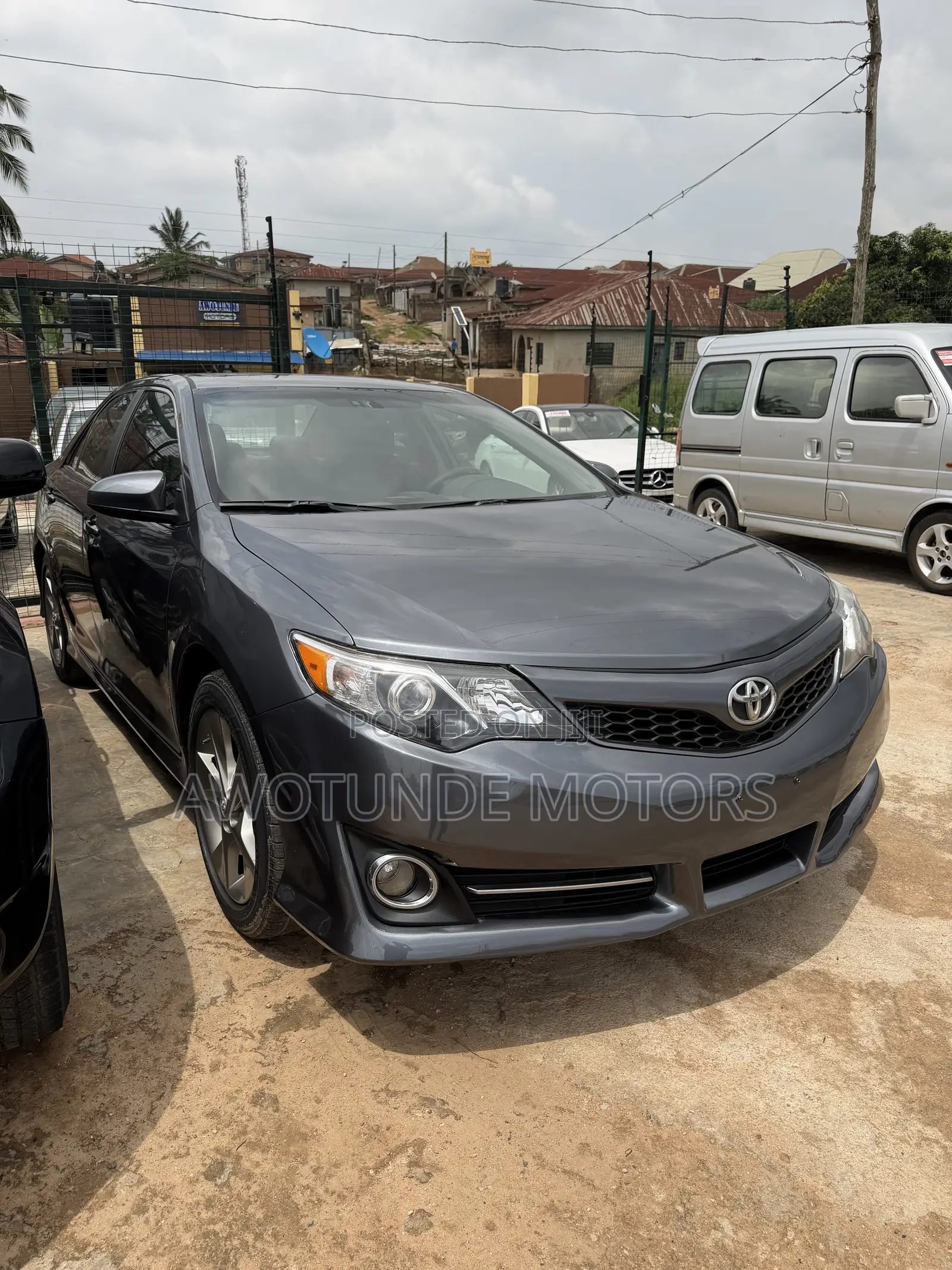 Toyota Camry SE V6 4dr Sedan (3.5L 6cyl 6A) 2013 Gray