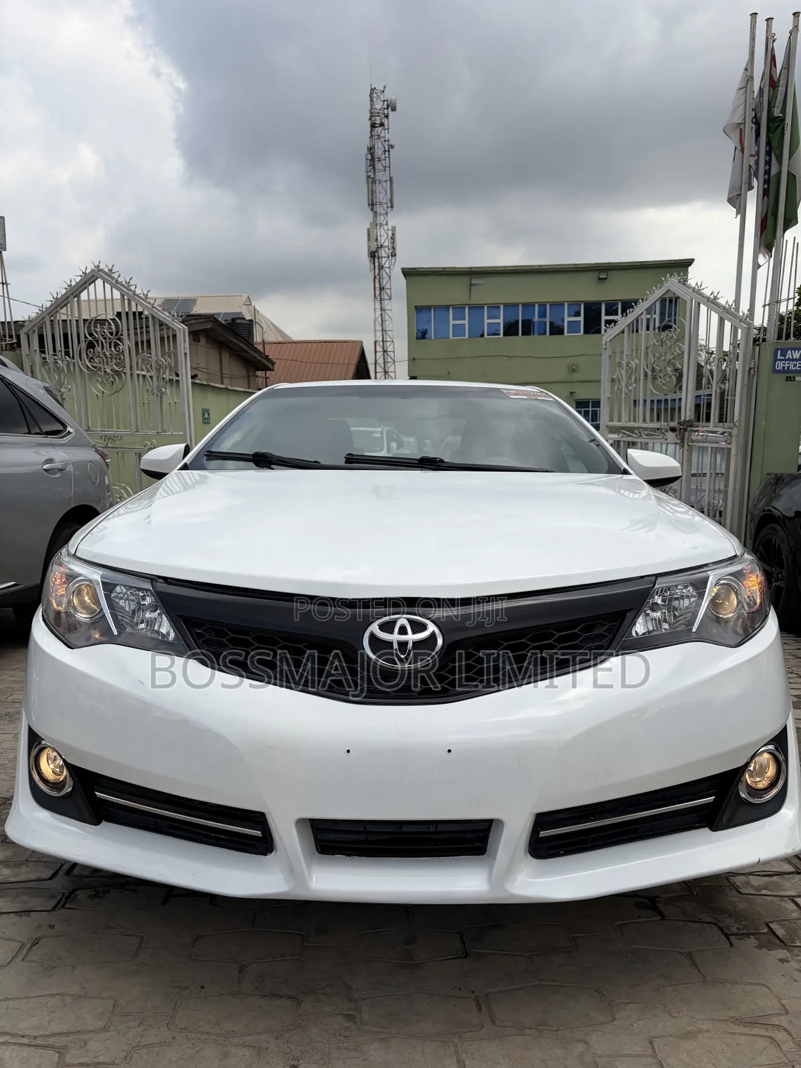 Toyota Camry SE 4dr Sedan (2.5L 4cyl 6A) 2013 White