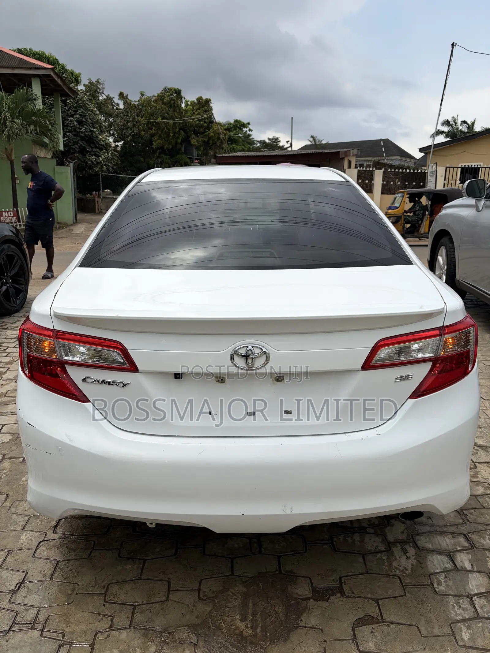 Toyota Camry SE 4dr Sedan (2.5L 4cyl 6A) 2013 White