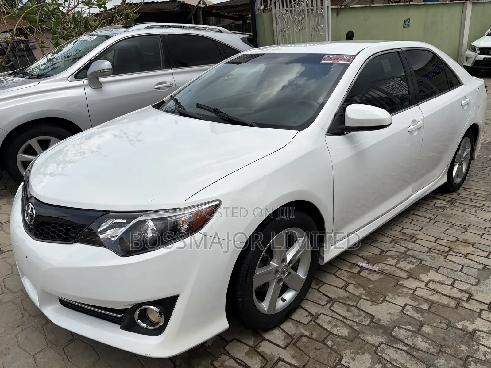 Toyota Camry SE 4dr Sedan (2.5L 4cyl 6A) 2013 White