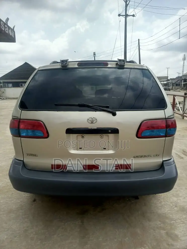 Toyota Sienna 2002 Gold