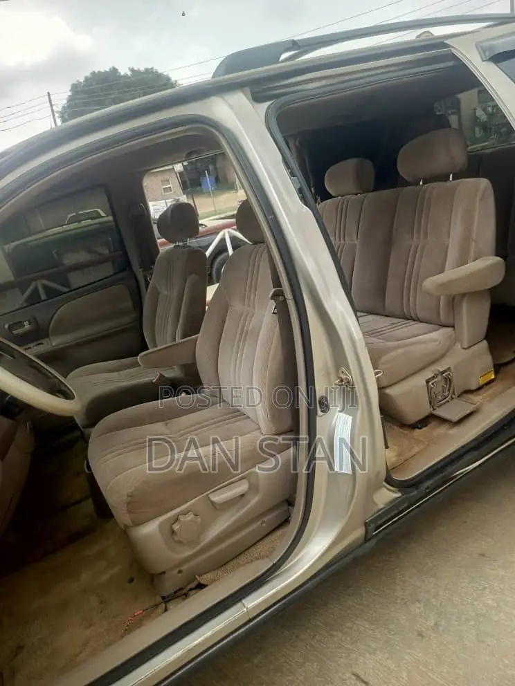 Toyota Sienna 2002 Gold