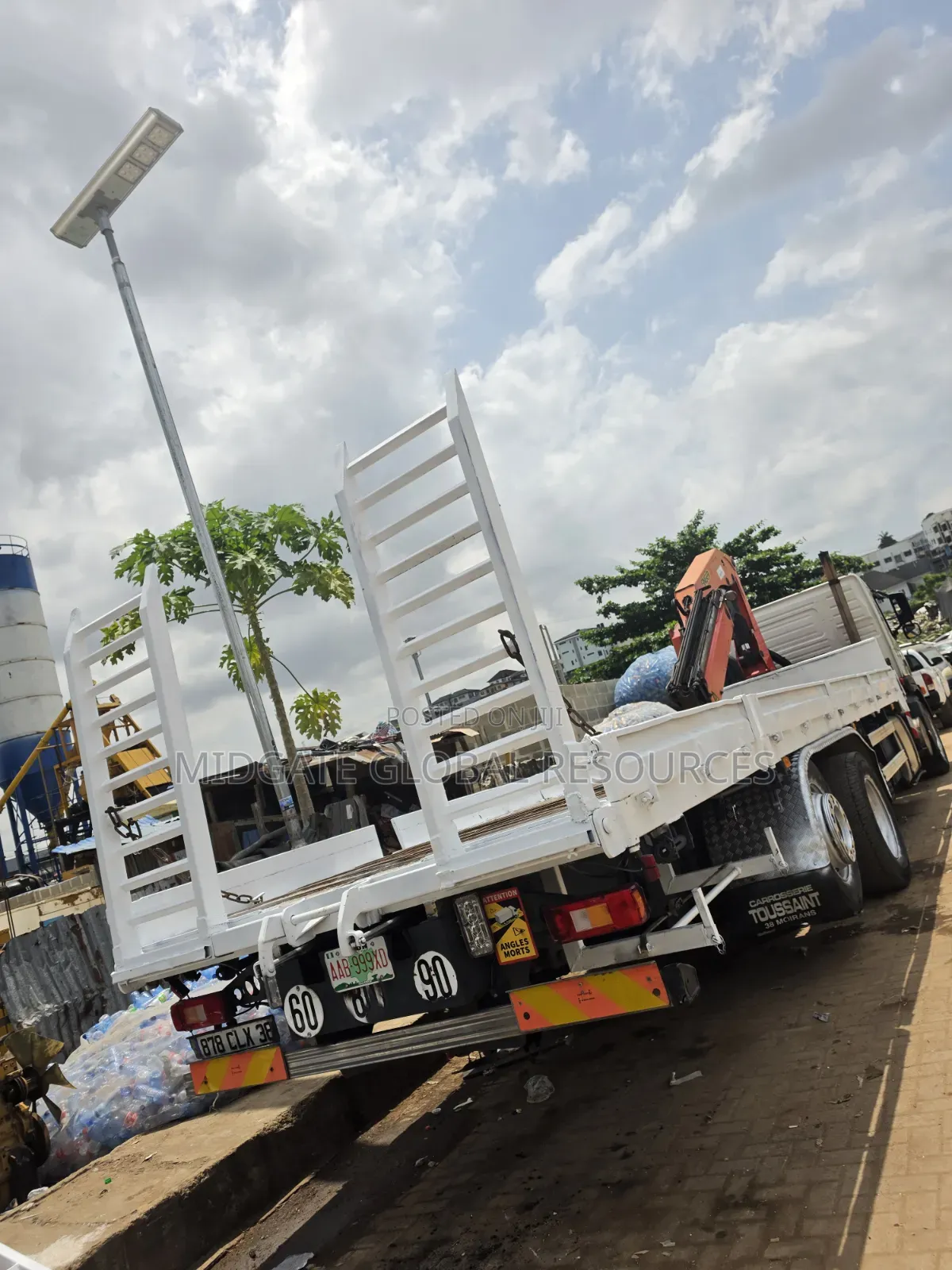 Long Platform Crane Truck (HIAB) for Hire