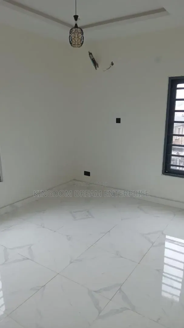 3bdrm Apartment in Ilupeju for sale