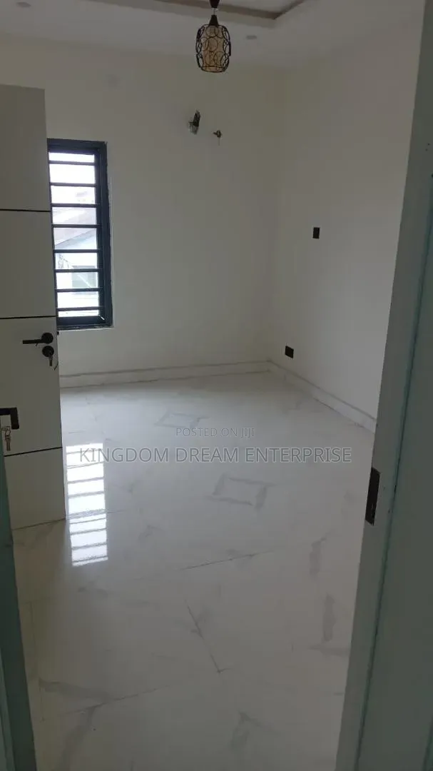 3bdrm Apartment in Ilupeju for sale