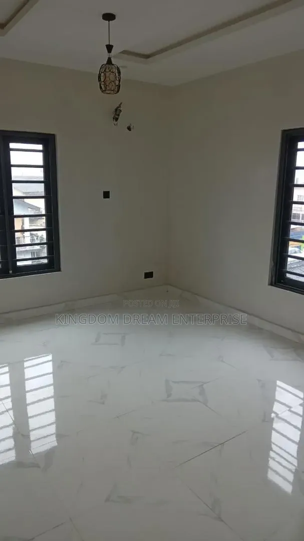 3bdrm Apartment in Ilupeju for sale