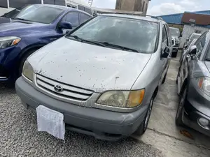 Toyota Sienna 2003 Gold