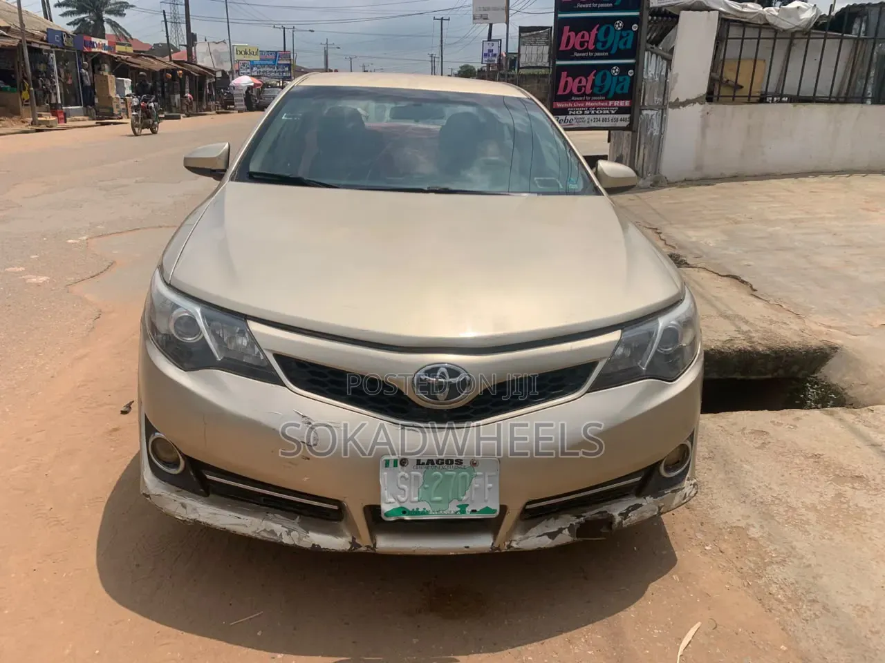 Toyota Camry SE 4dr Sedan (2.5L 4cyl 6A) 2014 Gold