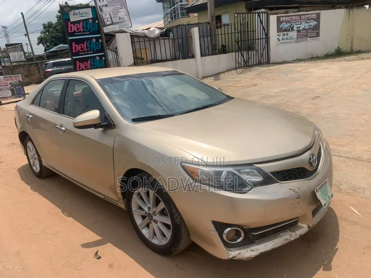 Toyota Camry SE 4dr Sedan (2.5L 4cyl 6A) 2014 Gold