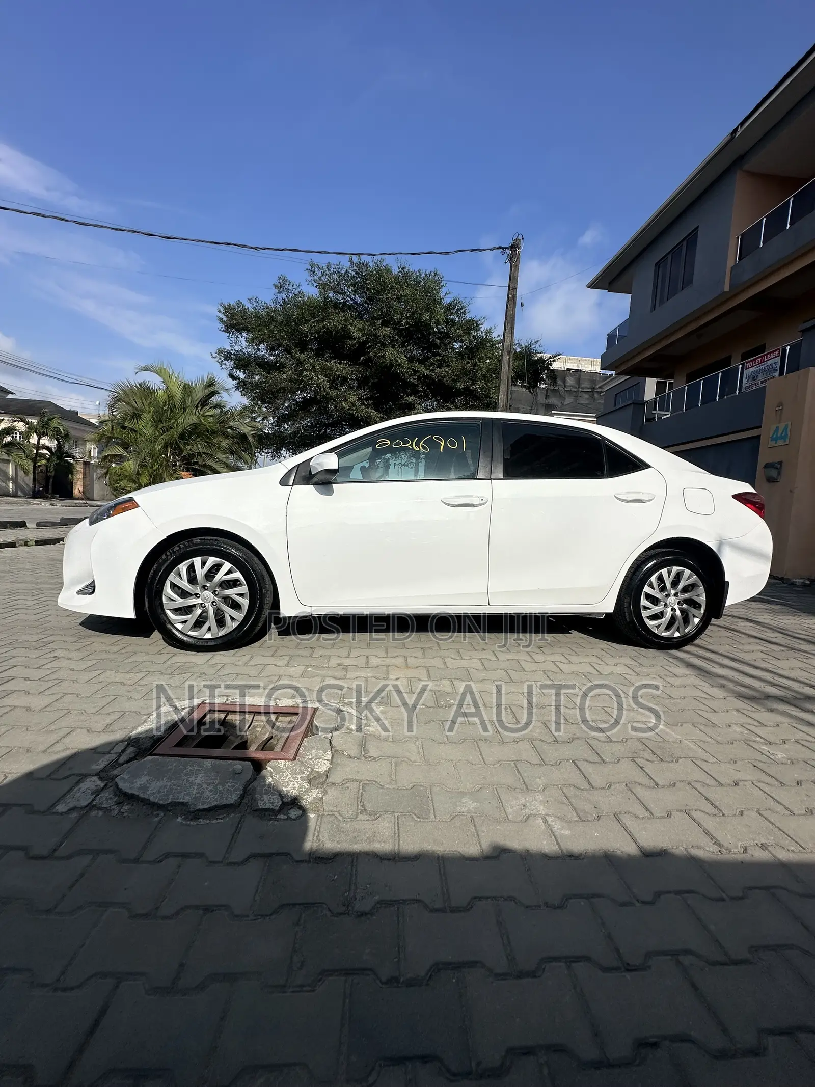 Toyota Corolla LE (1.8L 4cyl 2A) 2018 White