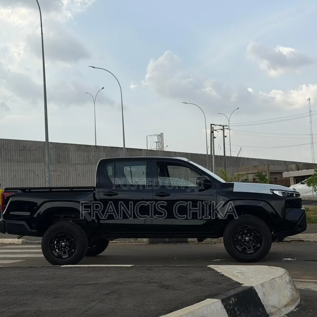 New Toyota Hilux 2026 Black
