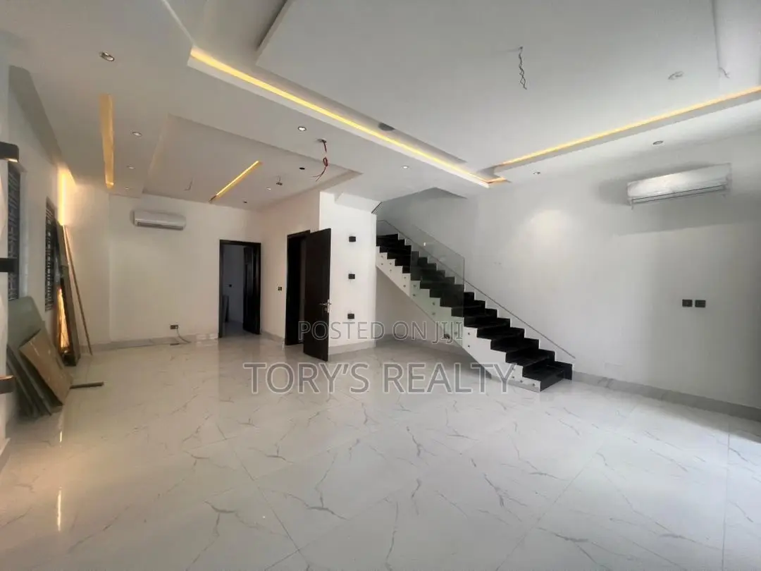 4bdrm Duplex in Banana Island for rent
