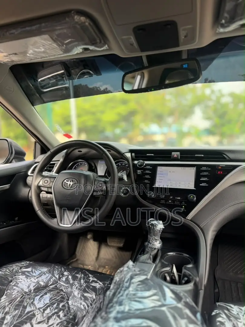 Toyota Camry SE FWD (2.5L 4cyl 8AM) 2018 Gray
