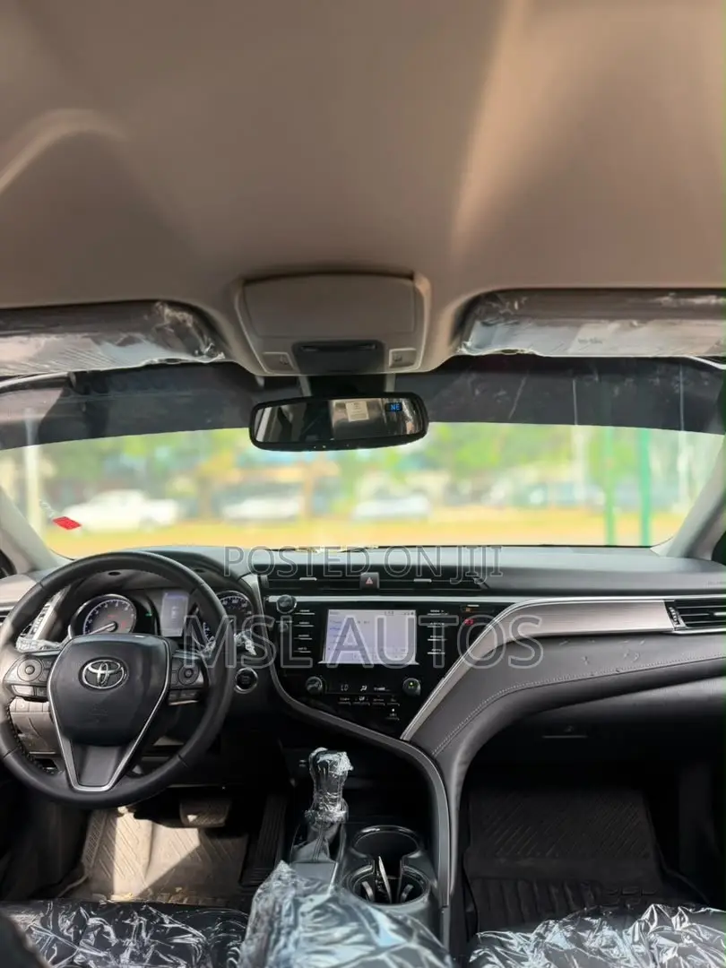 Toyota Camry SE FWD (2.5L 4cyl 8AM) 2018 Gray