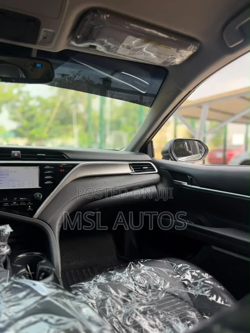 Toyota Camry SE FWD (2.5L 4cyl 8AM) 2018 Gray