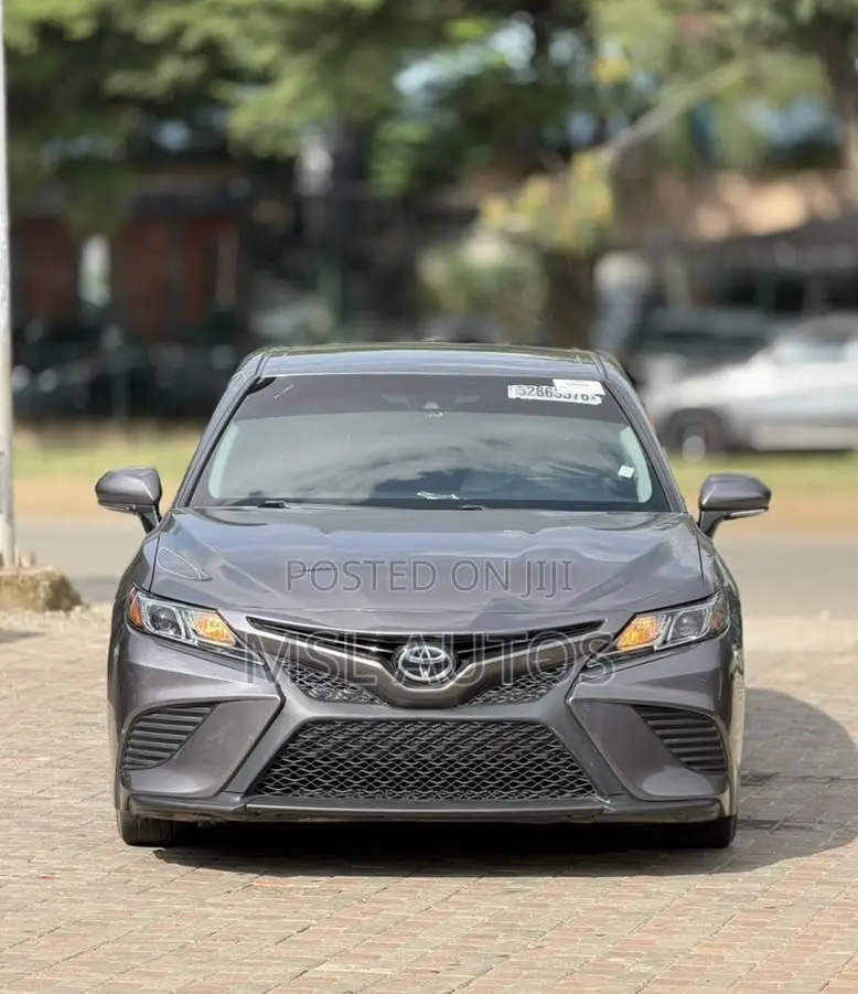 Toyota Camry SE FWD (2.5L 4cyl 8AM) 2018 Gray
