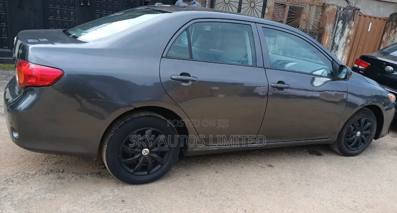 Toyota Corolla LE 4dr Sedan (1.8L 4cyl 4A) 2010 Gray