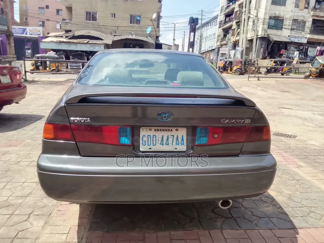 Toyota Camry LE 4dr Sedan (2.2L 4cyl 4A) 2001 Gray