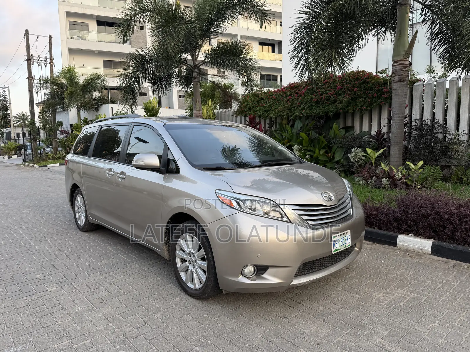 Toyota Sienna Limited Premium 7 Passenger (3.5L 6cyl 8A) 2017 Gold