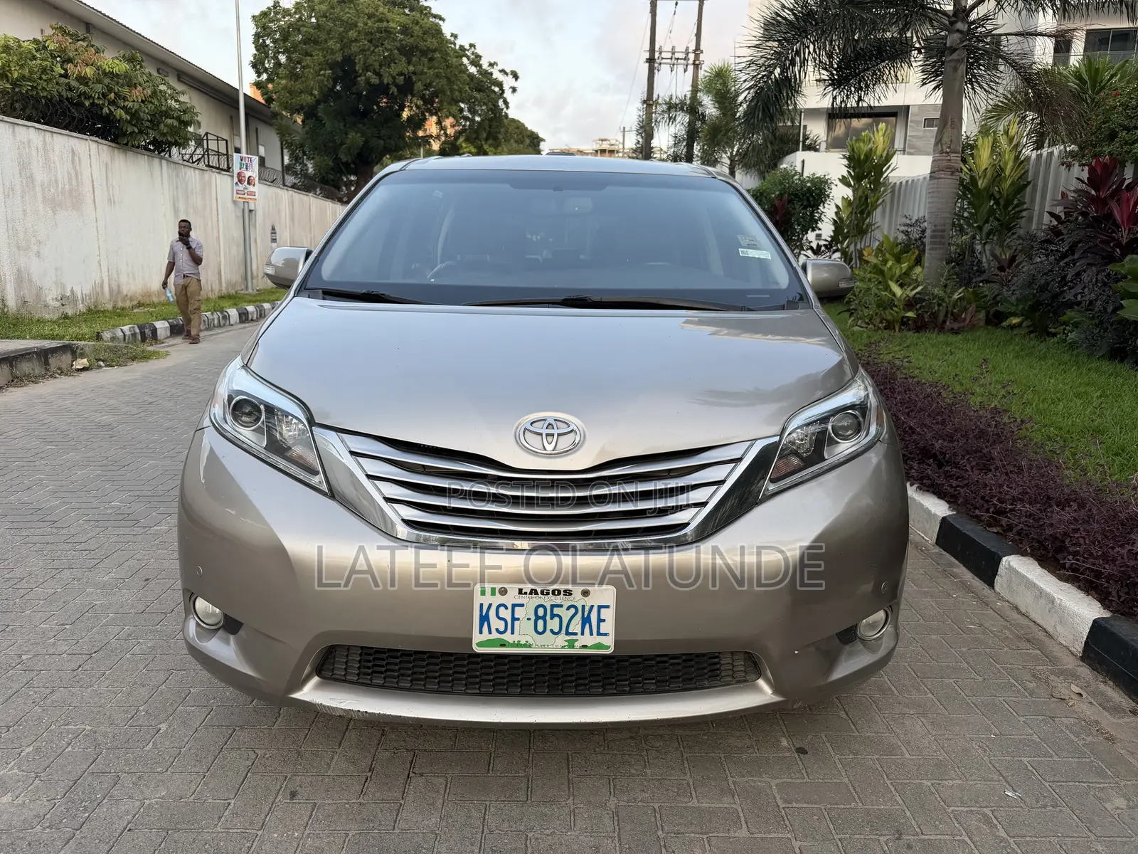 Toyota Sienna Limited Premium 7 Passenger (3.5L 6cyl 8A) 2017 Gold