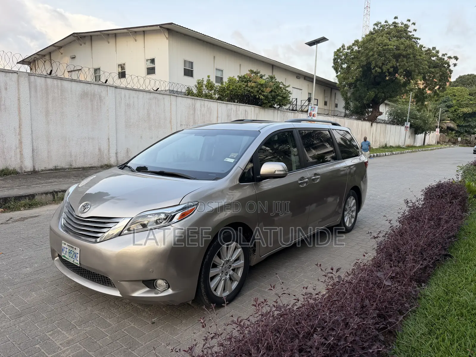 Toyota Sienna Limited Premium 7 Passenger (3.5L 6cyl 8A) 2017 Gold