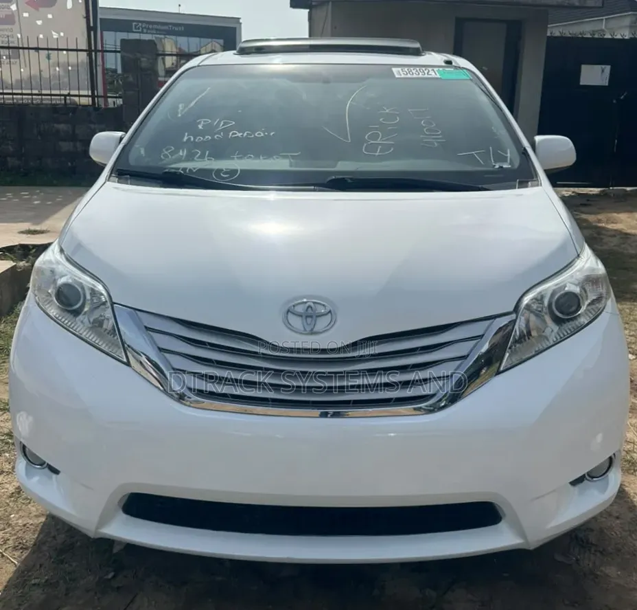 Toyota Sienna XLE 7-Passenger 4dr Minivan AWD (3.5L 6cyl 6A) 2014 White