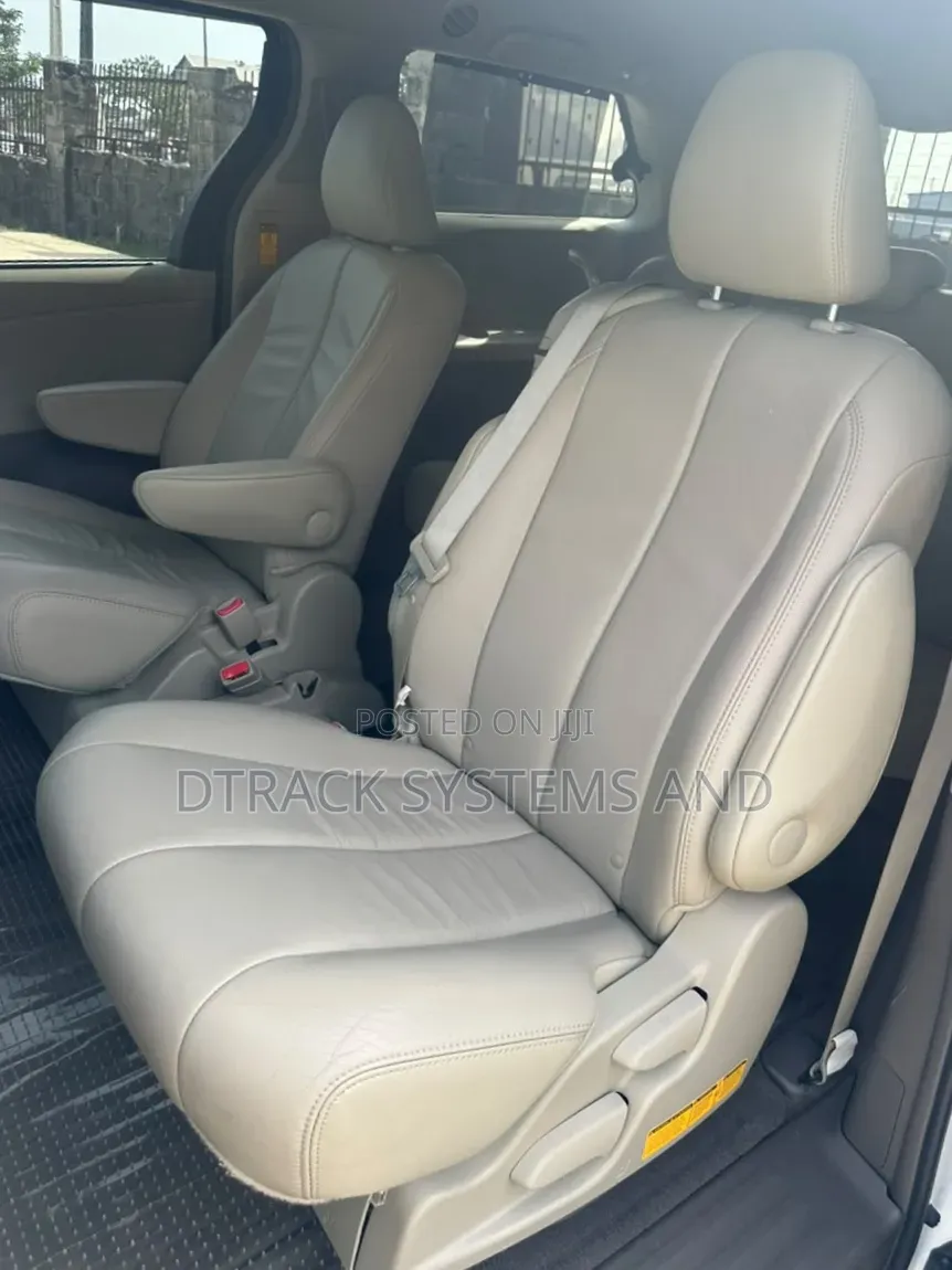 Toyota Sienna XLE 7-Passenger 4dr Minivan AWD (3.5L 6cyl 6A) 2014 White