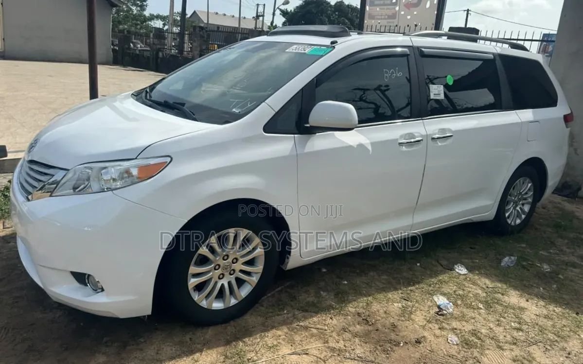 Toyota Sienna XLE 7-Passenger 4dr Minivan AWD (3.5L 6cyl 6A) 2014 White