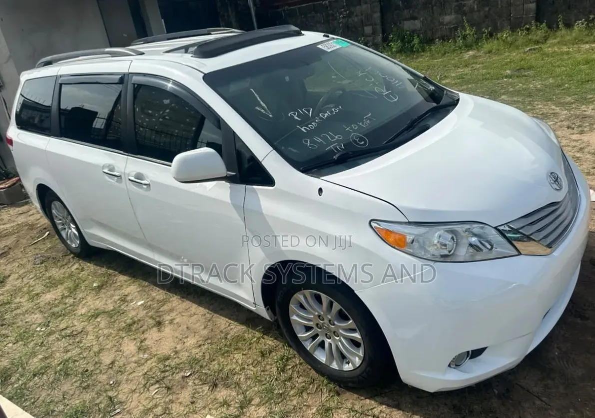 Toyota Sienna XLE 7-Passenger 4dr Minivan AWD (3.5L 6cyl 6A) 2014 White