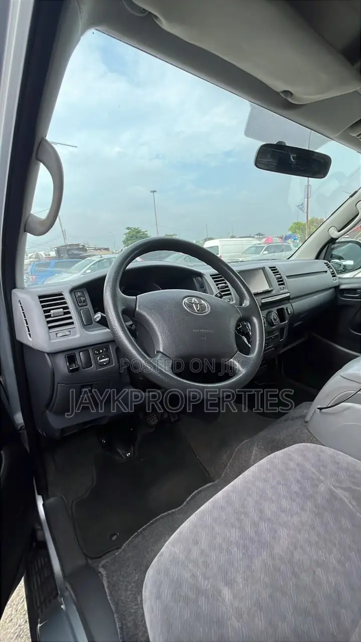 Toyota HiAce 2010 Silver