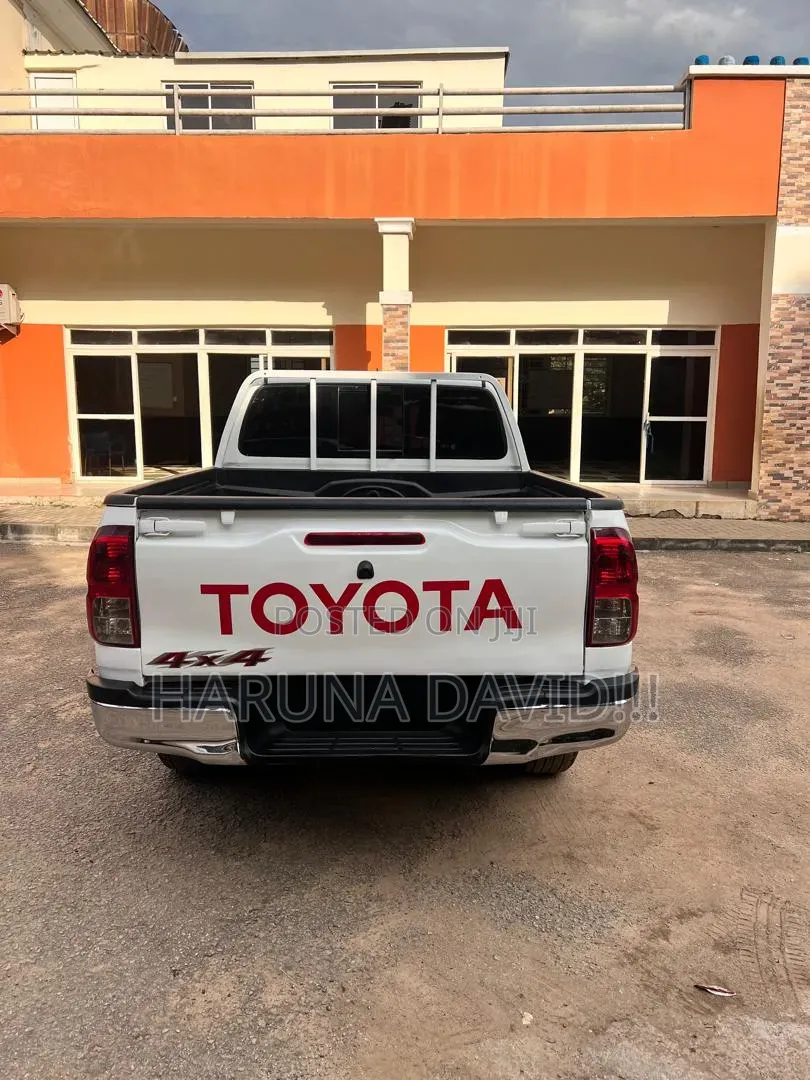 Toyota Hilux 2018 White
