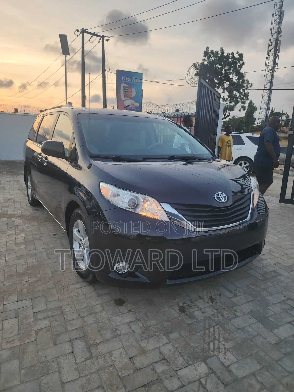 Toyota Sienna LE 8-Passenger 4dr Minivan (3.5L 6cyl 6A) 2014 Black