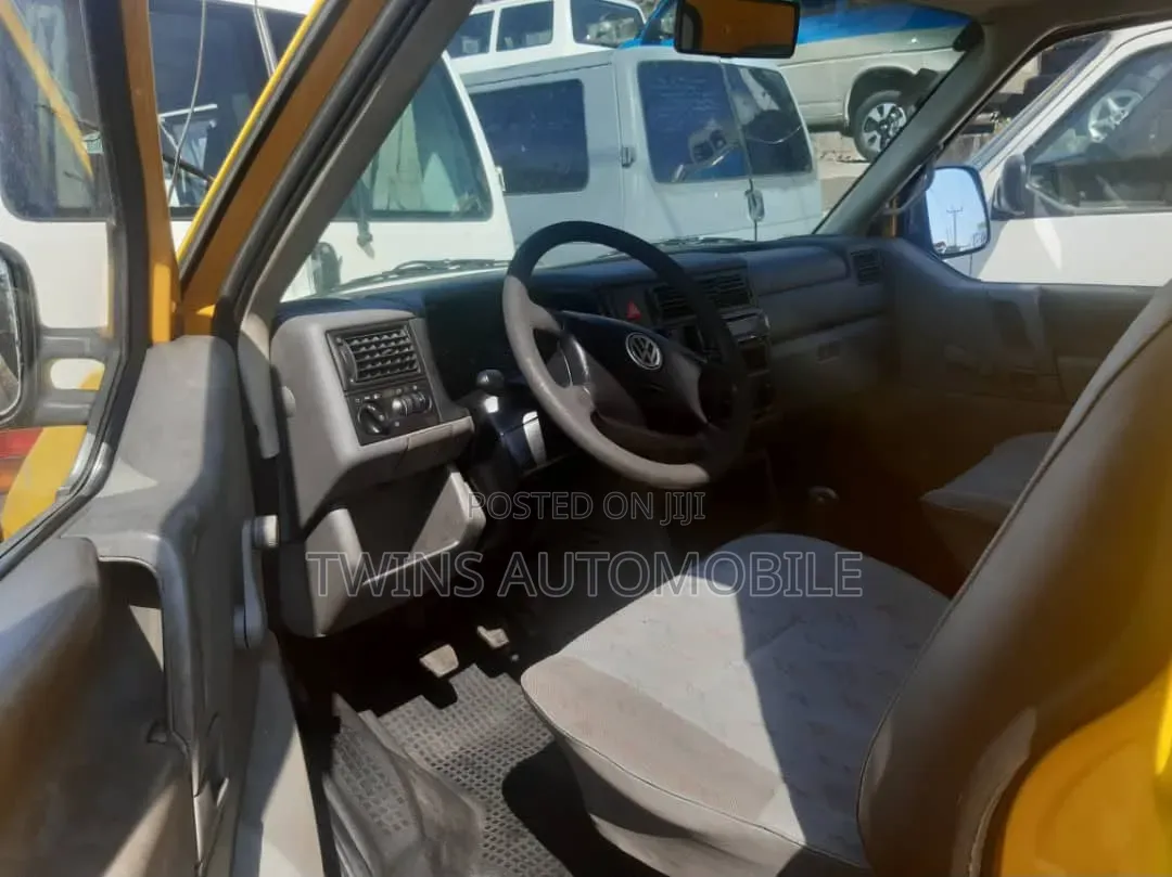 Volkswagen Transporter 2003 Yellow