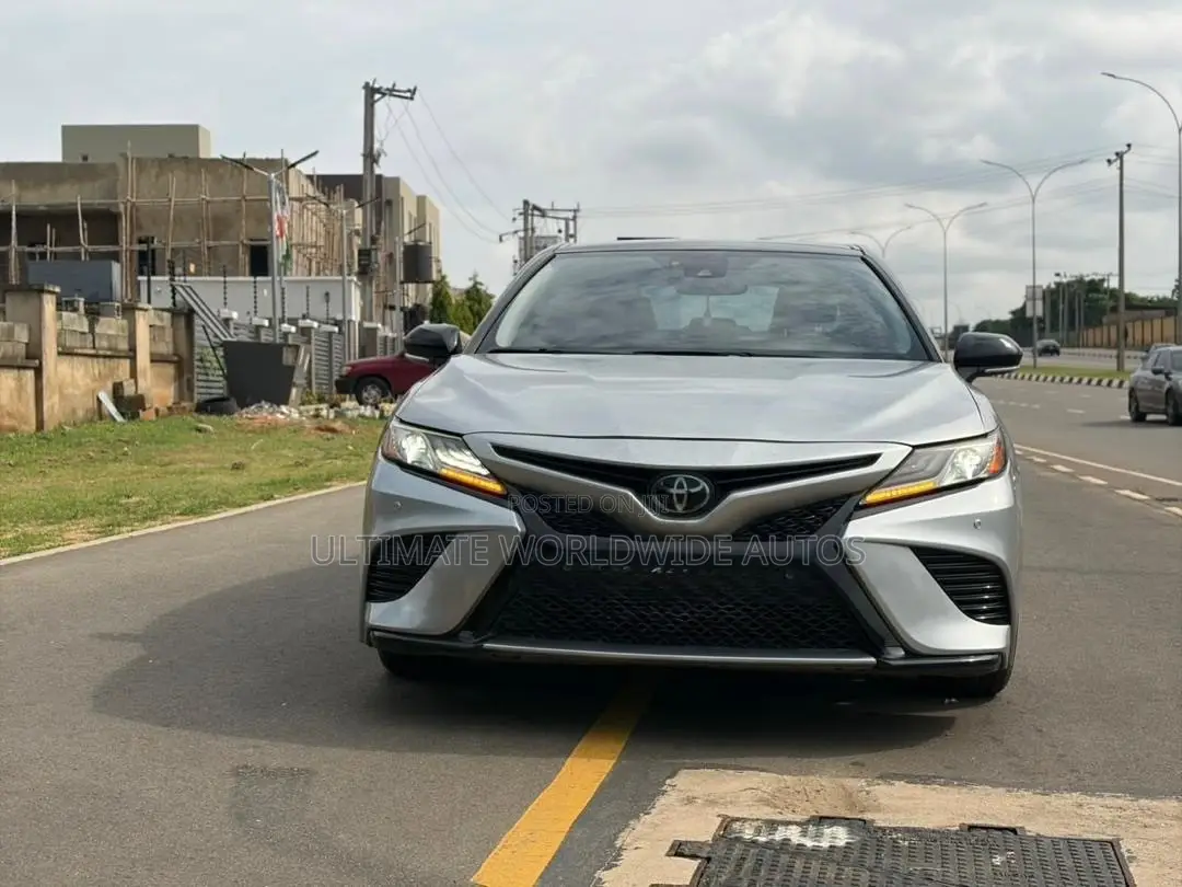Toyota Camry 2018 Silver