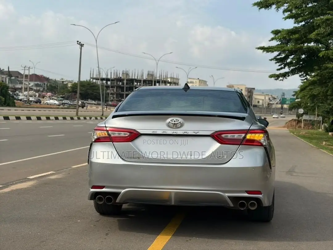 Toyota Camry 2018 Silver