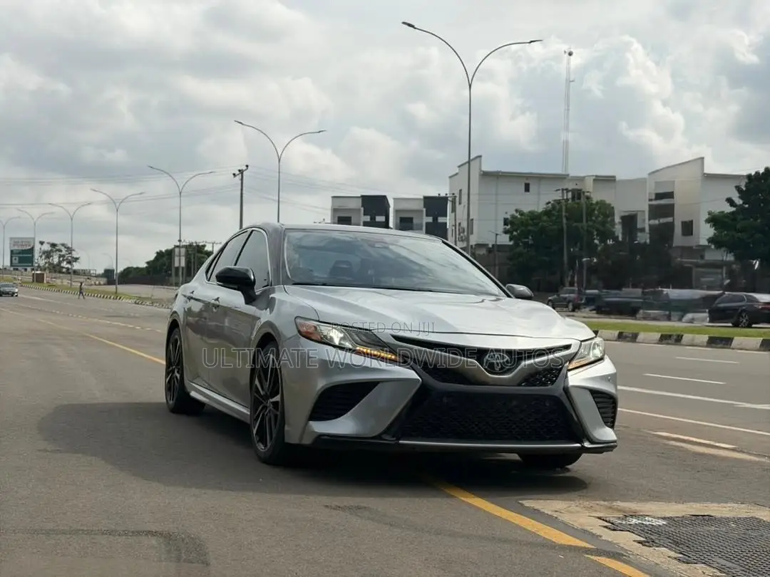 Toyota Camry 2018 Silver