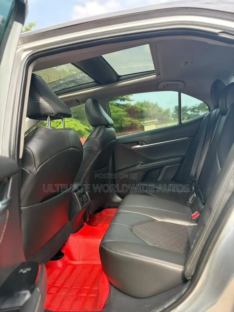 Toyota Camry 2018 Silver