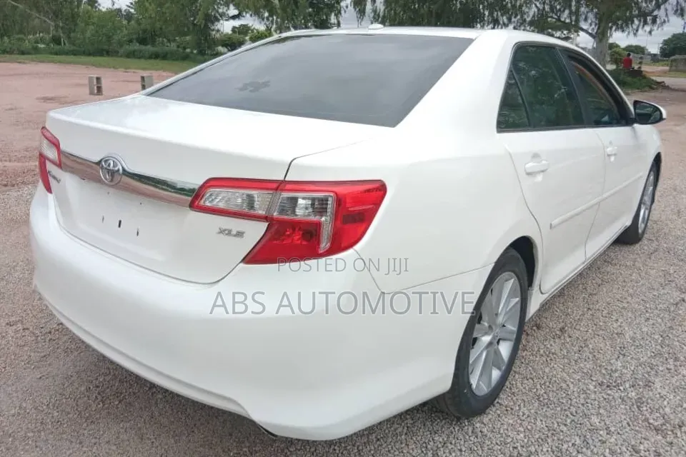 Toyota Camry XLE V6 4dr Sedan (3.5L 6cyl 6A) 2012 White