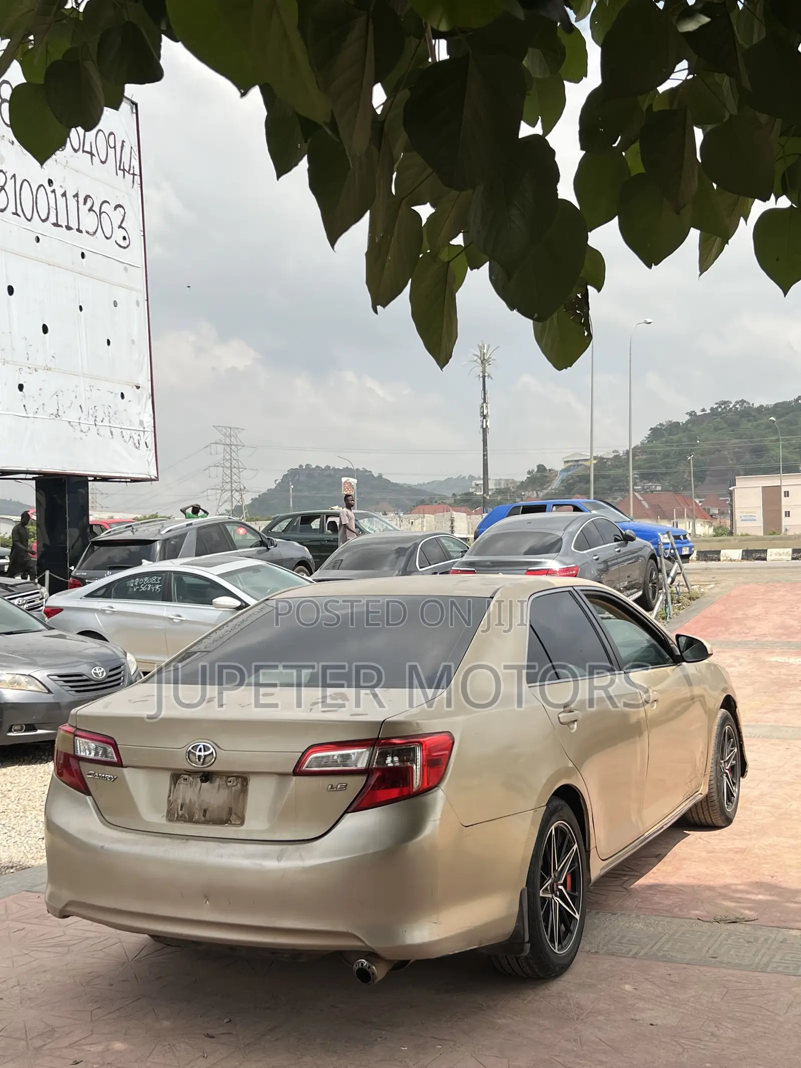Toyota Camry LE 4dr Sedan (2.5L 4cyl 6A) 2013 Gold
