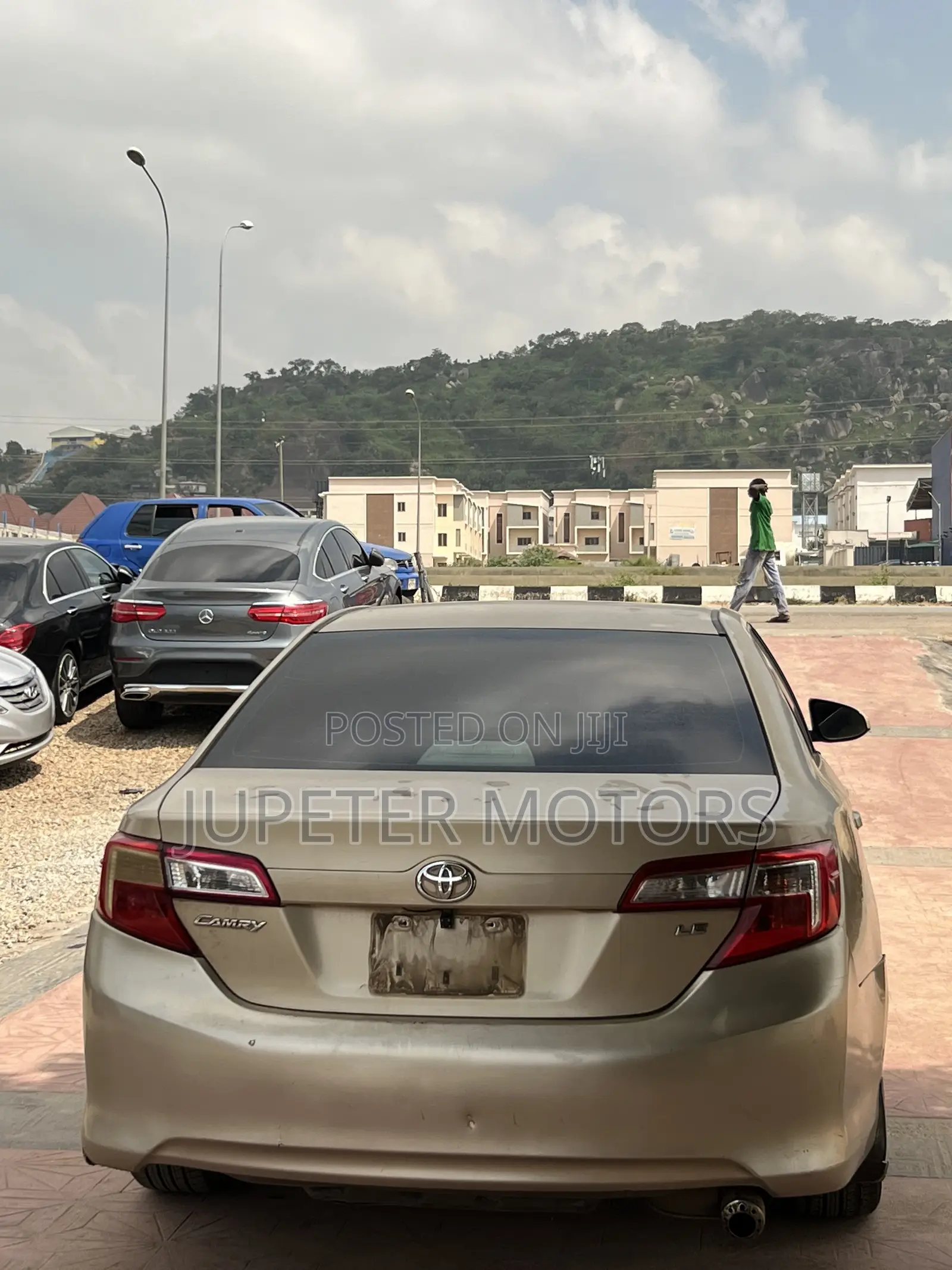 Toyota Camry LE 4dr Sedan (2.5L 4cyl 6A) 2013 Gold