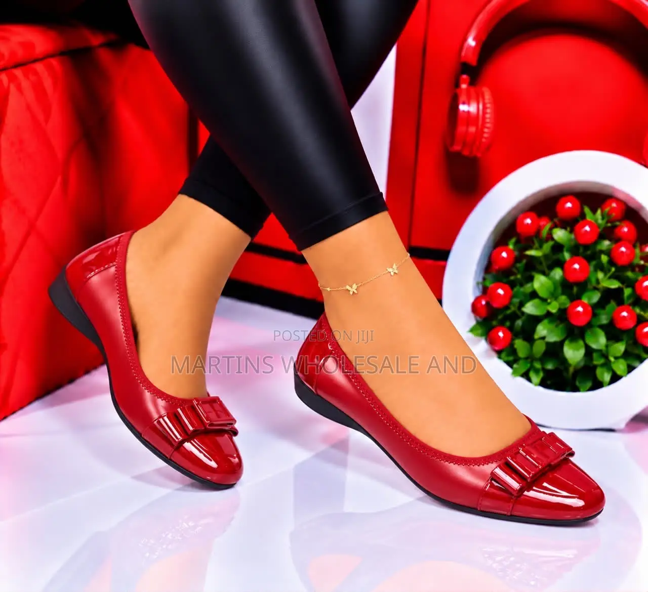 Patent Leather Flat Shoes Feature a Round Toe and a Decorative Bow Det