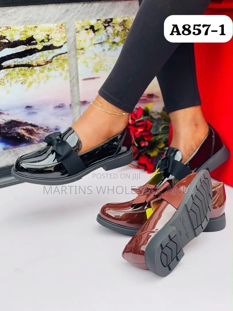 Patent Leather Flat Shoes Feature a Round Toe and a Decorative Bow Det
