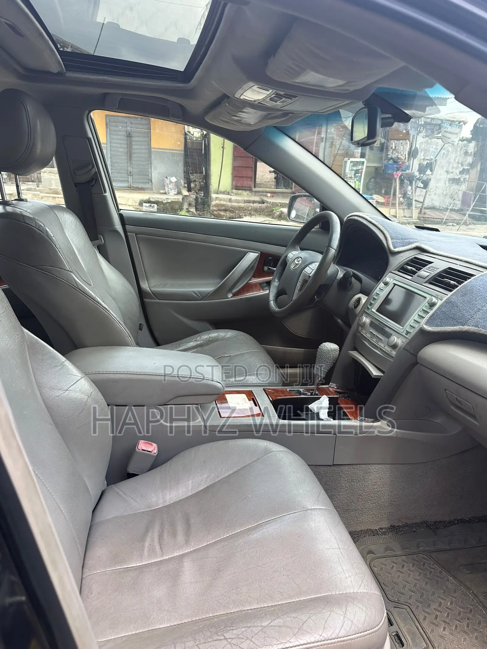 Toyota Camry XLE 4dr Sedan (2.5L 4cyl 6A) 2011 Gray
