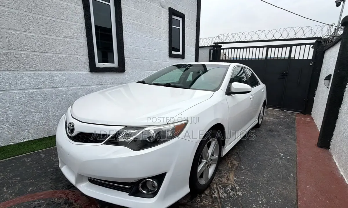 Toyota Camry SE 4dr Sedan (2.5L 4cyl 6A) 2014 White